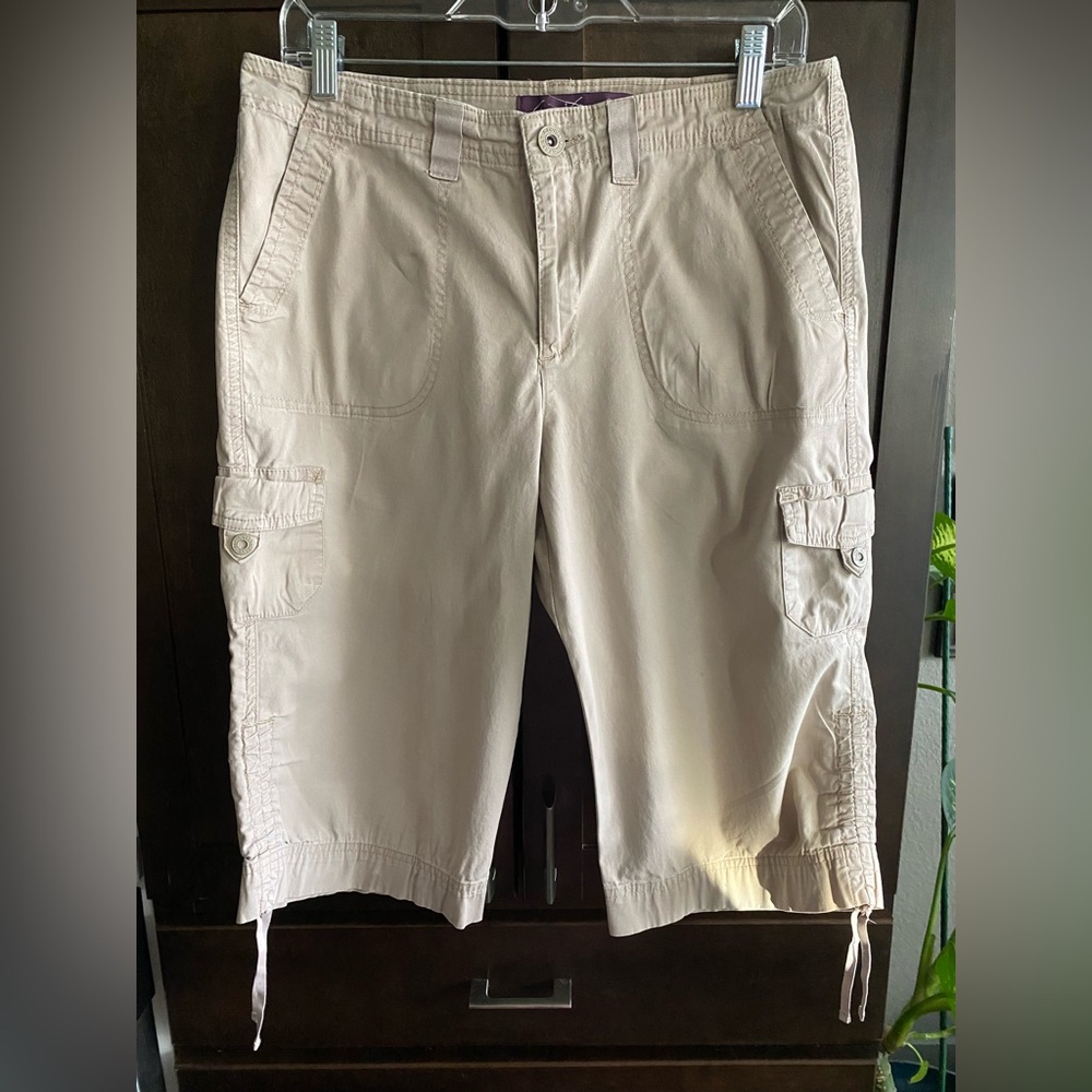 Gloria Vanderbilt khaki Luna Skimmer capris.  Size 10
